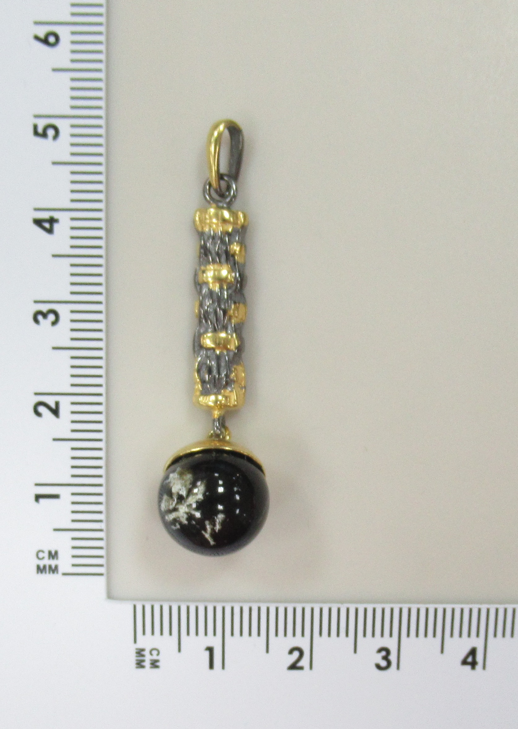 Серебряная подвеска с янтарем